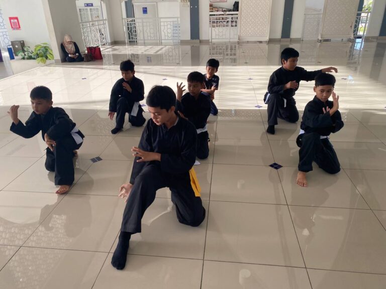 Persembahan di Masjid Impian Emas